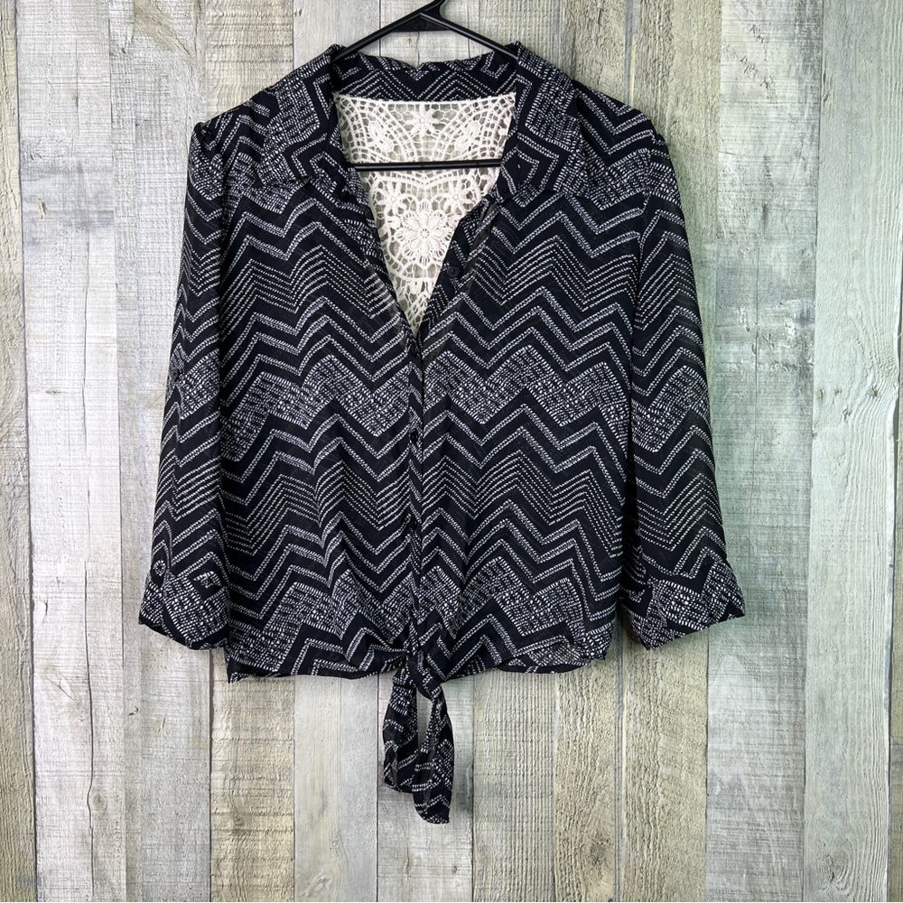 No Boundaries Size Large(11-13) Cropped Tie Bottom Chiffon & Lace Blouse